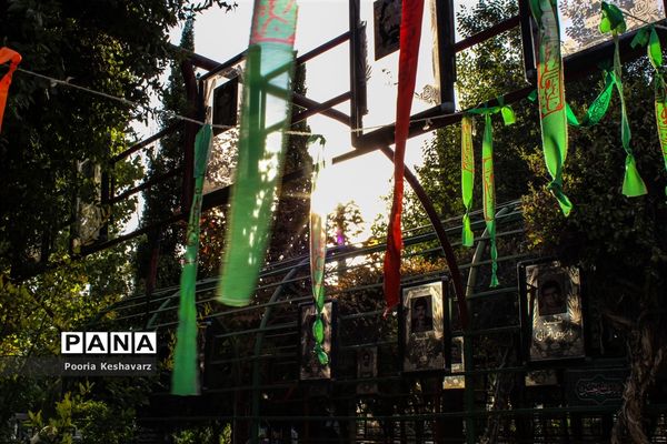 دور از عرفات، در جوار شهدا