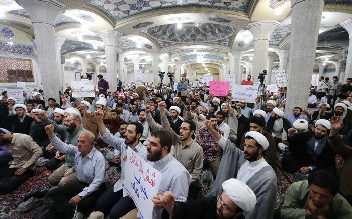 ۷ نکته مهم درباره تصویر مشهور تجمع طلاب