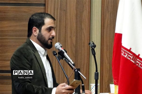 پیکرشهید گمنام در میان نوجوانان بسیجی در اردوگاه شهید منتطری شهریار