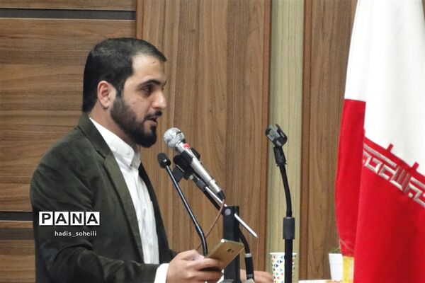 پیکرشهید گمنام در میان نوجوانان بسیجی در اردوگاه شهید منتطری شهریار