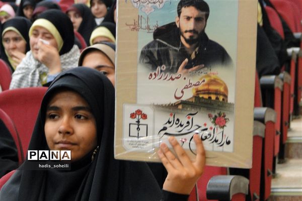 پیکرشهید گمنام در میان نوجوانان بسیجی در اردوگاه شهید منتطری شهریار