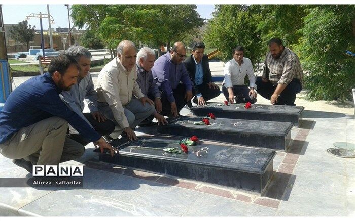 حضور اعضای بسیج اصناف بر مزار شهدای گمنام شهرداری اردستان