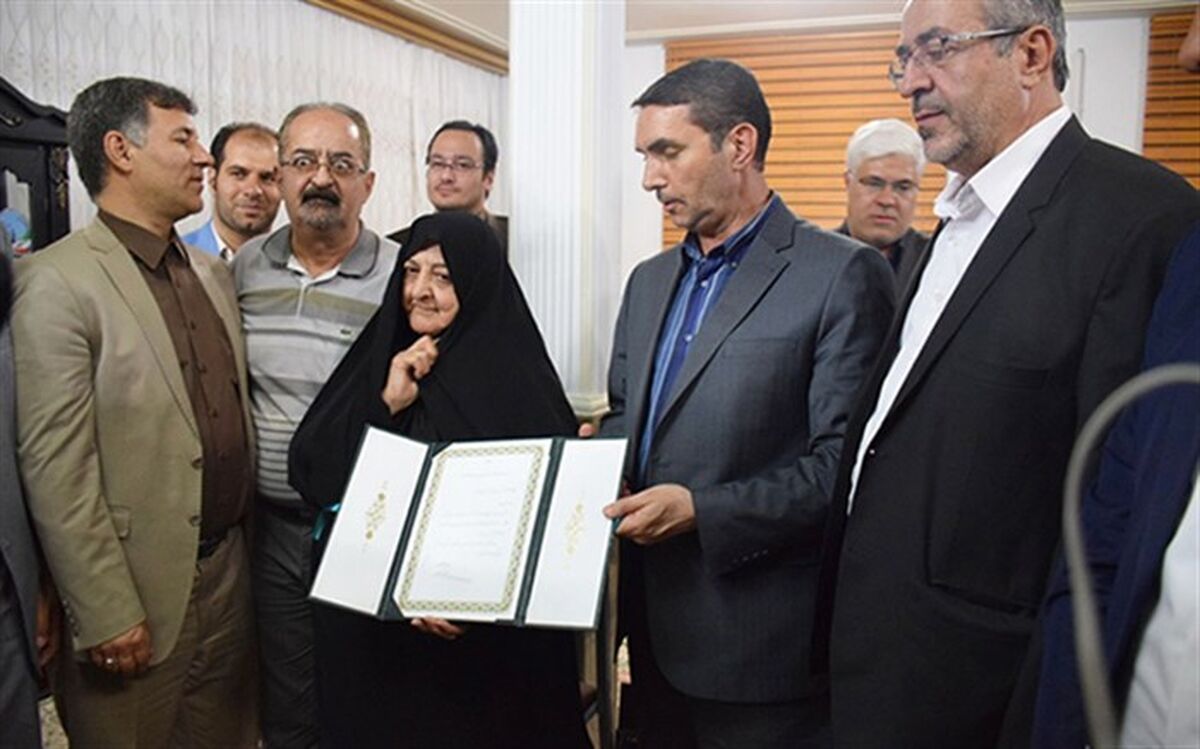 استاندار مرکزی  با خانواده معلم  شهید سیدمحمد موسوی در محلات دیدار و گفت و گو کرد