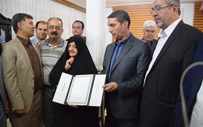 استاندار مرکزی  با خانواده معلم  شهید سیدمحمد موسوی در محلات دیدار و گفت و گو کرد