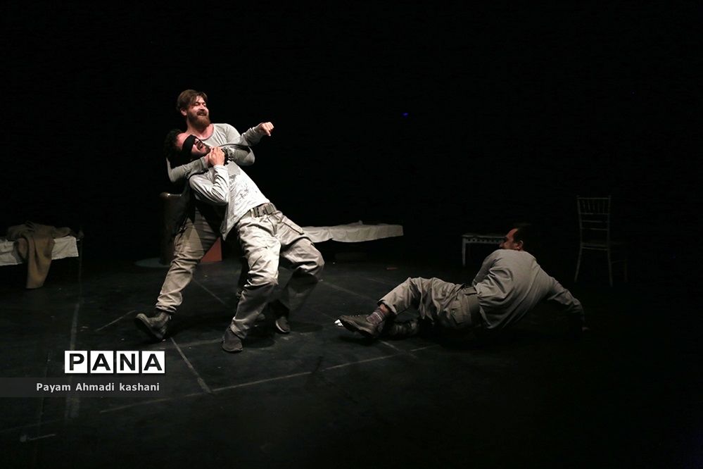 اجرای نمایش «به من میگن مک کنا»