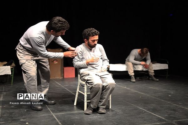 اجرای نمایش «به من میگن مک کنا»