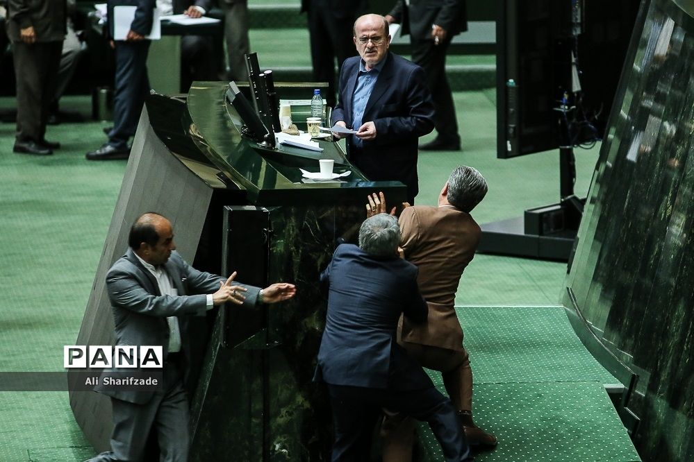 جلسه استیضاح وزیر امور اقتصادی و دارایی