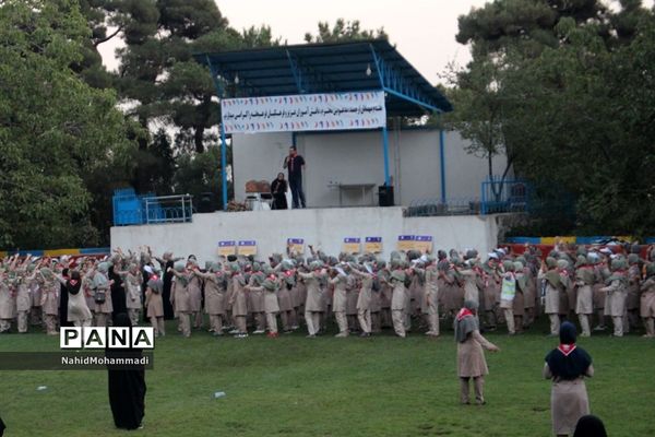 تمرین پیرامید دانش آموزان پیشتاز دختر در اردو ملی ۹۷