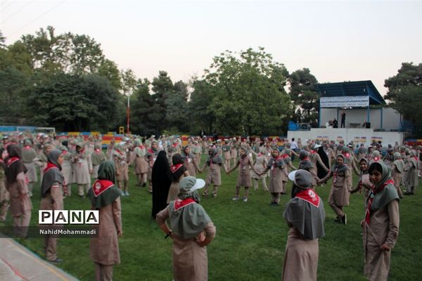 تمرین پیرامید دانش آموزان پیشتاز دختر در اردو ملی ۹۷