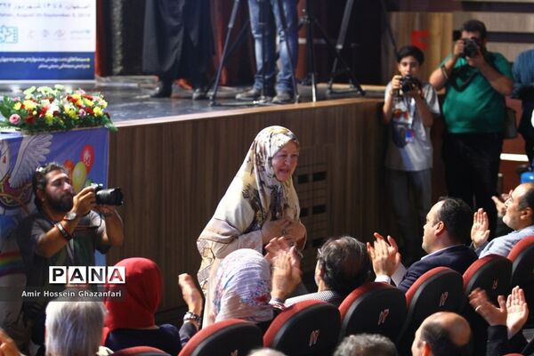 بزرگداشت فریال بهزاد در سی و یکمین جشنواره فیلم های کودکان و نوجوانان اصفهان