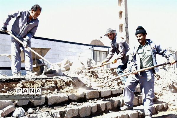 سنگ فرش کردن حاشیه خیابان در بلوار جوادیه
