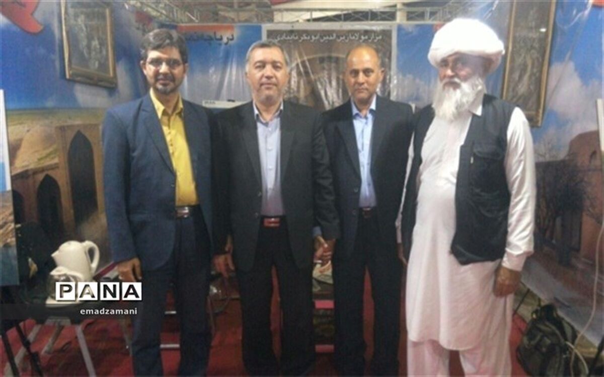 بازدید معاون مدیر کل آموزش و پرورش خراسان رضوی از  غرفه‌های فرهنگی و هنری تایباد