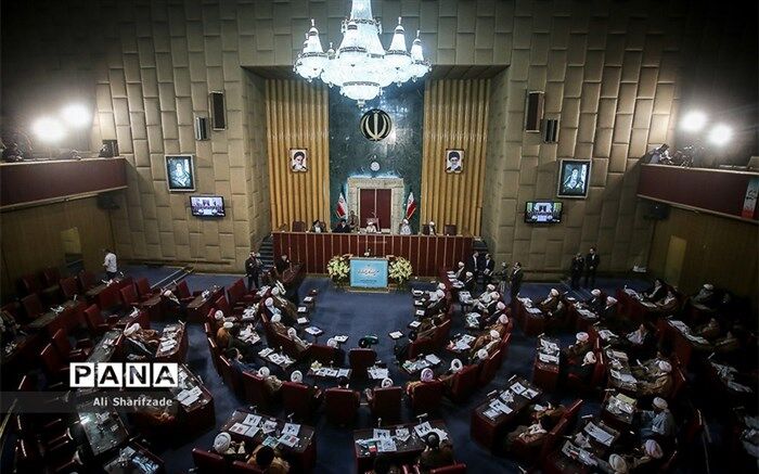 حاشیه‌های پنجمین اجلاسیه مجلس خبرگان رهبری: روحانی و شاهرودی غایب بودند