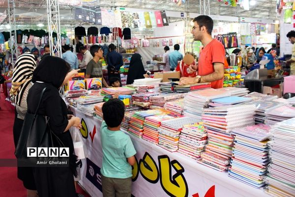 نمایشگاه لوازم التحریر و پوشاک در مصلی امام خمینی (ره)