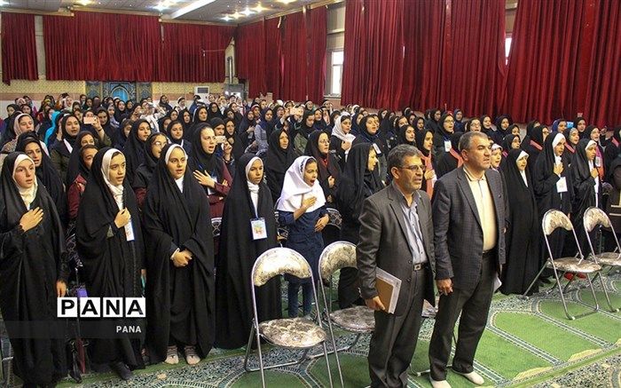 دانش آموزان همیار مشاور: راز داری ، توانایی برقراری ارتباط با دیگران و احساس همدردی از ویژگی های مهم همیار مشاور هستند