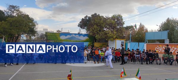 آشنا شدن دانش‌آموزان مدرسه فرزانگان با انواع آسیب‌های اجتماعی 