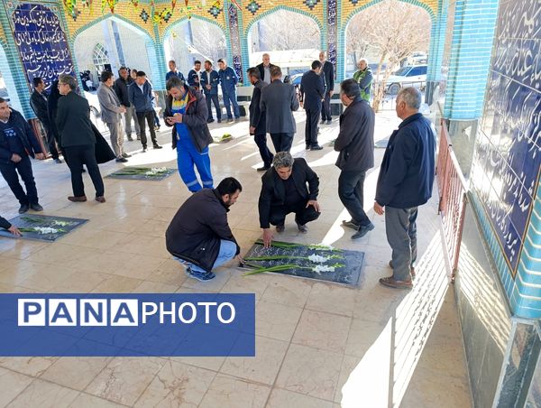 گلباران قبور شهدای شهر سفیددشت به مناسبت دهه فجر