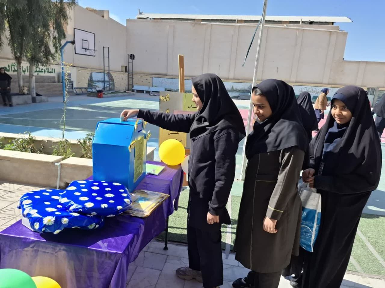 برگزاری بهار همدلی شکوه مهربانی جشن نیکوکاری در دبیرستان عفت
