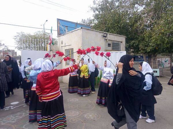 مراسم آغاز سال تحصیلی در مدرسه سمیه