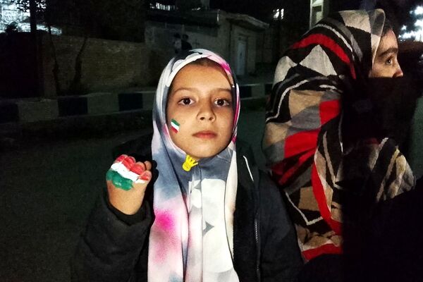نقش زیبای پرچم ایران بر دستان کودکان حاج قاسم 