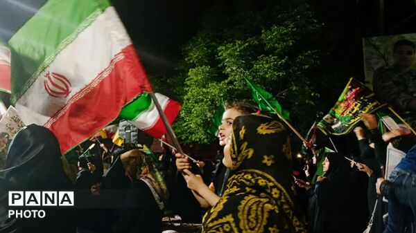 قلب‌های مردم به عشق وطن در چهار باغ خرم‌ آباد، برای ایران تپید
