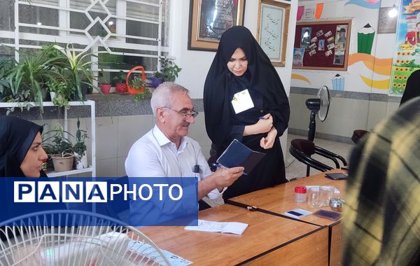 مردم نیشابور به نیابت از شهدا به پای صندوق رای آمدند