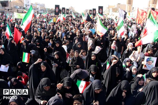 بیعت مردم دارالعباده شهر یزد با رهبر جدید انقلاب اسلامی ایران