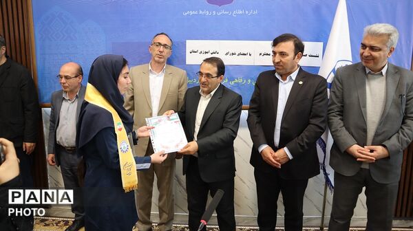 نشست صمیمی اعضای تشکل های دانش آموزی با مدیرکل آموزش وپرورش استان اردبیل