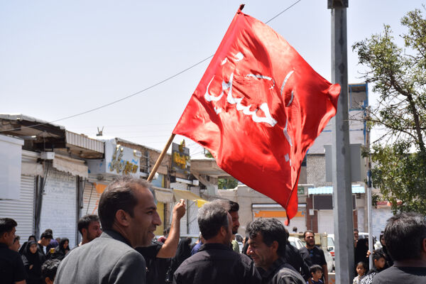 طنین صدای یا حسین(ع) با عَلَم کشی درعاشورای ۱۴۴۷