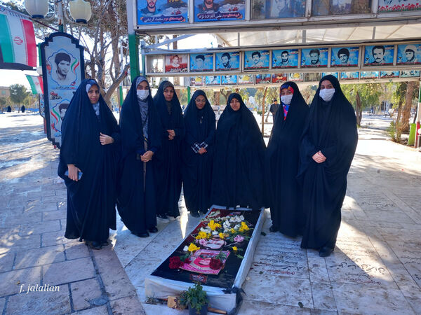 دیدار دختران رای اولی قم با خانواده شهید آقازاده نژاد