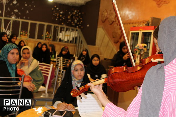 تجلیل از خبرنگاران پانادر کافه دخترانه کانون امام خمینی (ره)
