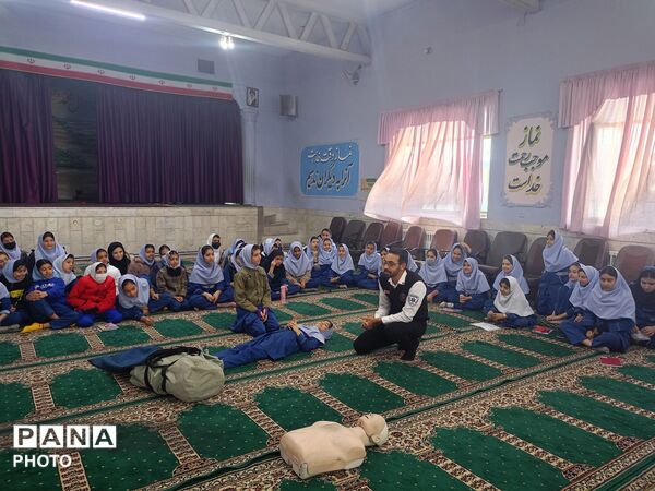 جلسه  آموزشی طرح ماهر سفیران سلامت در مدرسه بنت المهدی صدر ۲