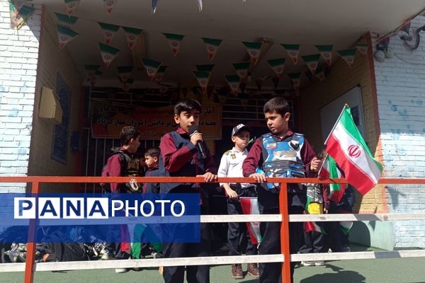 اجرای سرود ای‌ایران در برنامه صبحگاهی دبستان سعدی