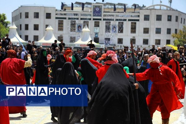 تعزیه ظهر عاشورا در جوار حرم امام رضا(ع) در مشهد