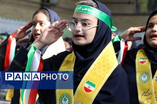 هم‌سرایی هزار نفری دانش‌آموزان یاور انقلاب در اسلامشهر