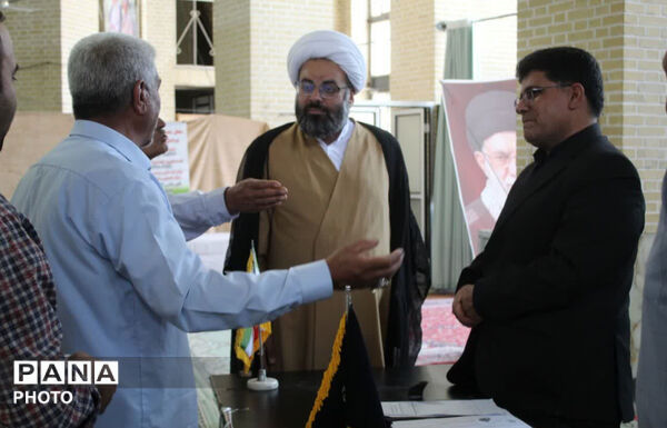 برپایی میز خدمت اداره تعاون، کار و رفاه اجتماعی در نماز جمعه شهرستان خاتم
