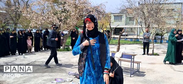 نمایش دانش‌آموزان دختر در سوگ شهدای میناب