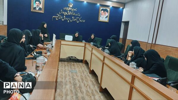 نشست هم‌اندیشی مجمع و شورای دانش‌آموزی دختران استان قم 