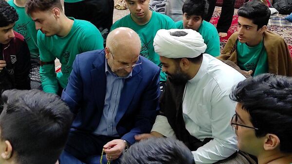 حضور رئیس مجلس شورای اسلامی در بین نوجوانان معتکف