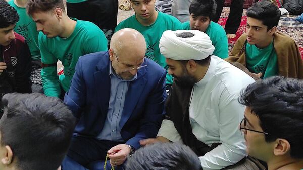 حضور رئیس مجلس شورای اسلامی در بین نوجوانان معتکف