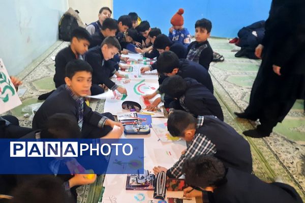 برپایی نمایشگاه دستاوردهای خلاقانه و نقاشی همگانی در دبستان شهید چمران ناحیه دو شهرری 