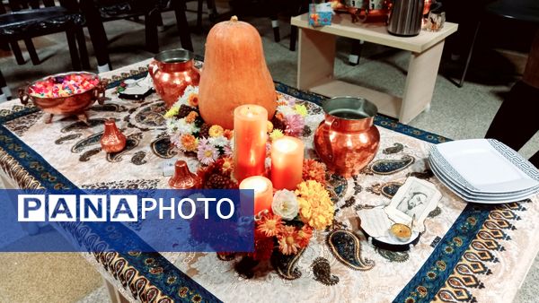 نشست ادبی دانش‌آموزان در کافه کتاب آموزشگاه هیات امنایی فرزانگان