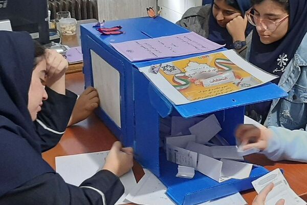 جوانه های دموکراسی در قدس؛شور وهیجان دانش آموزان قدس در انتخابات شورای دانش آموزی
