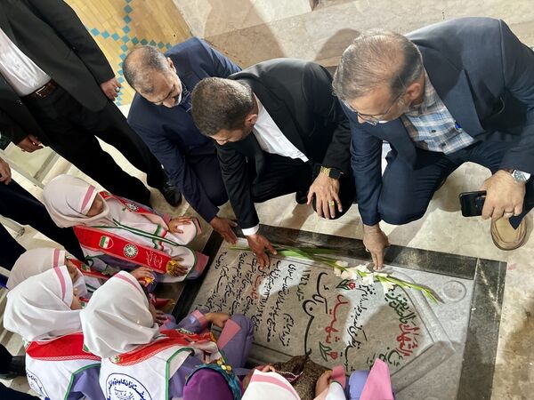 عطر افشانی مزار مطهر شهدای فرهنگی و دانش‌آموز شهرستان بوشهر  