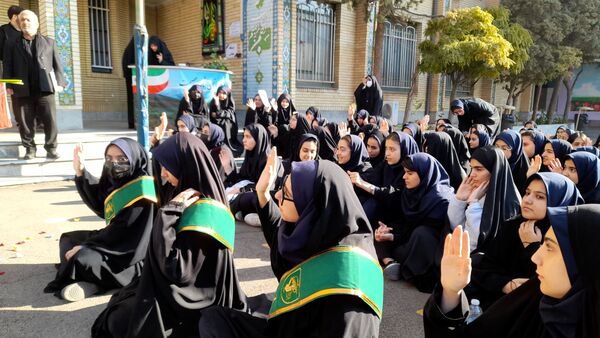 حال‌وهوای معنوی دانش‌آموزان در استقبال از پیکر شهید ۲۳ ساله در مدرسه شهید عصمت ناحیه 3 کرج 