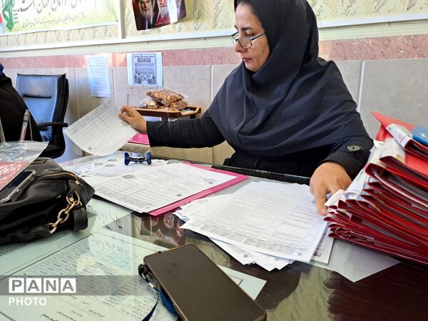 تحویل کارنامه دانش‌آموزان در مدرسه سید میرزایی