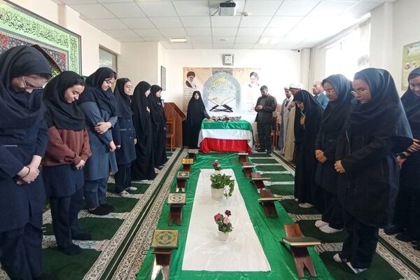 محفل انس با قرآن کریم در دبیرستان فرزانگان قوچان