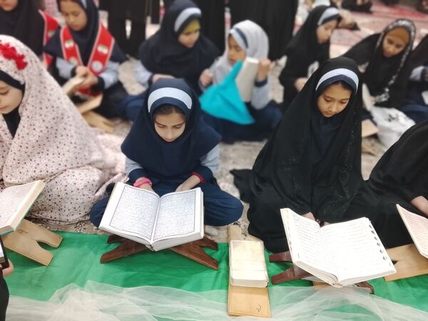 محفل انس با قرآن با حضور دانش آموزان دبستان دخترانه ناهید نخودی