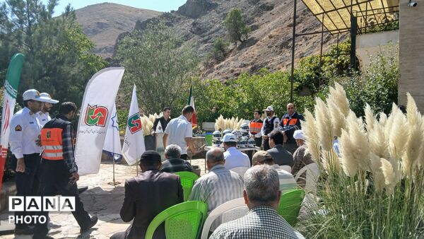 تجهیز و ایمن‌سازی راکبان موتورسیکلت در روستای کندر با حضور مسئولان راهور و آموزش و پرورش 