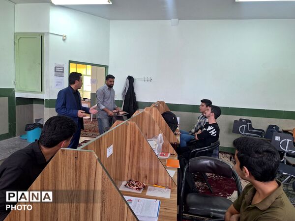 بازدید مدیر آموزشگاه نمونه آیت‌الله خامنه‌ای از قرائت خانه این دبیرستان
